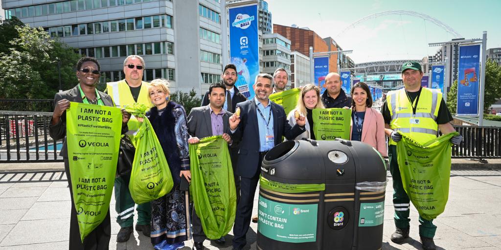 Potatoes are the new plastic in Wembley! 🥔 We’re trialling biodegradable bags made of potato peels in the town’s litter bins. Not only do they cut #plasticwaste, they also take 72% less carbon to produce. Read more: brent.gov.uk/council-news/p… #PlasticFreeWembley <a href="/kkrupas/">Cllr Krupa Sheth</a> <a href="/VeoliaUK/">Veolia | UK</a>