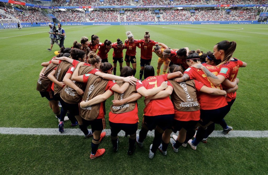 IndiaMartinez's tweet photo. Lo que estáis consiguiendo es mucho más importante que ganar un partido o incluso un mundial. Estáis rompiendo estereotipos y barreras, motivando a muchas mujeres a seguir luchando por el fútbol, demostrando que si hay lugar, que hay futuro para ellas.. Enhorabuena! @SeFutbolFem https://t.co/eSUbFMr69R
