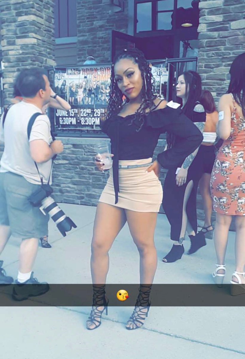 KnottyLele's tweet image. GO VOTE FOR ME!! Takes less than a minute to vote!! I’d really appreciate it frfr!!! There will be 6 girls out of 13!!! 2020 Rock Girl Calendar Contest 
1059thehog.com/2020-rock-girl…