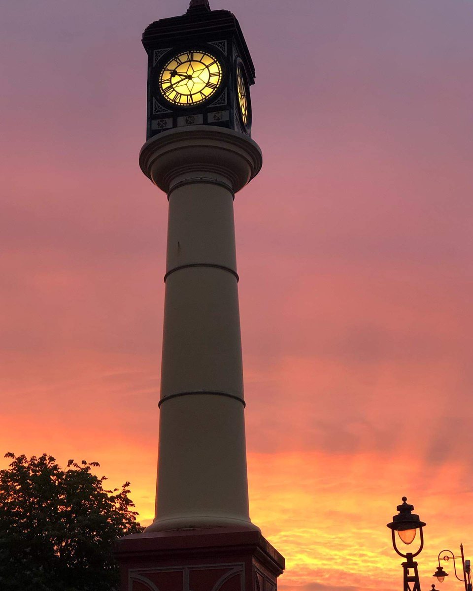 tredegarwales's tweet photo. Incredible sunset photo of #Tredegar Town Clock #TredegarWales #BlaenauGwent. Photo by @djseanjay1. @TredegarCouncil @BlaenauGwentCBC @S4Ctywydd @ruthwignall @Sue_Charles @SianWeather @kelseyredmore @behnazakhgar @bbcweather @DerekTheWeather @metoffice @GwentandMore #TownClock https://t.co/a84fqo6a8Z