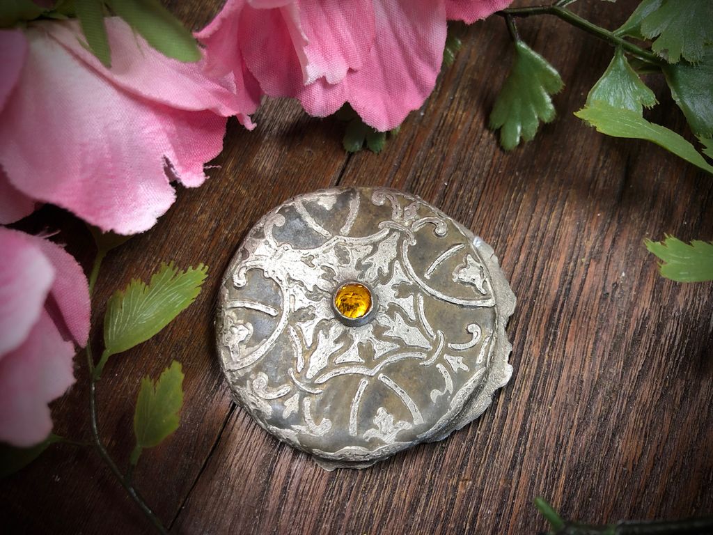 AllegoryGallery's tweet photo. We got some more awesome Kelly Russell pendants in stock! Isn't one lovely? And, if you'e not yet listened to our podcast episode with Kelly, we hope you'll tune in…see our website for more information!
#allegorygallery #kellyrussell #polymerclay #podcast #pendant #finesilver https://t.co/gmTyPwk2AZ
