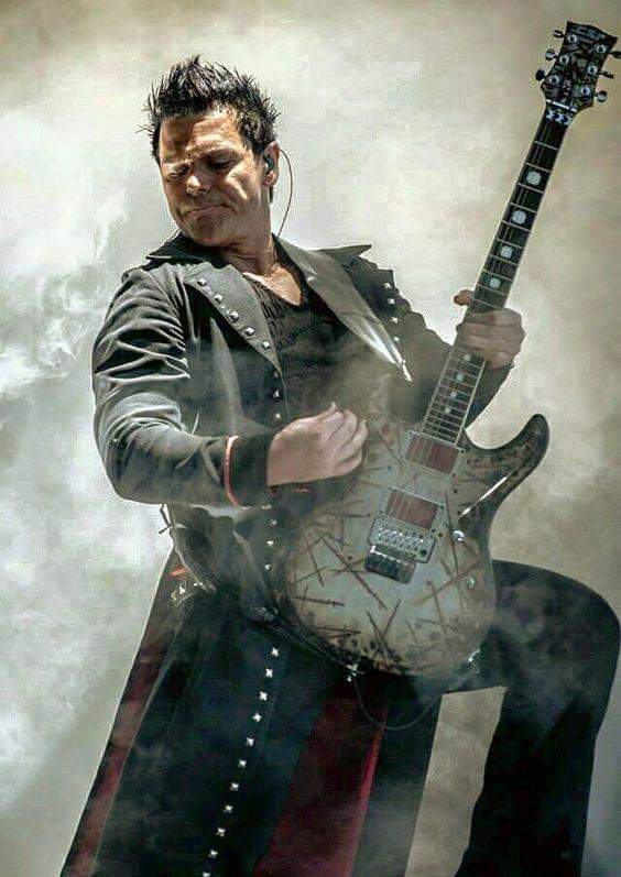 Happy birthday Richard Kruspe!

Joyeux anniversaire Richard Kruspe ! 