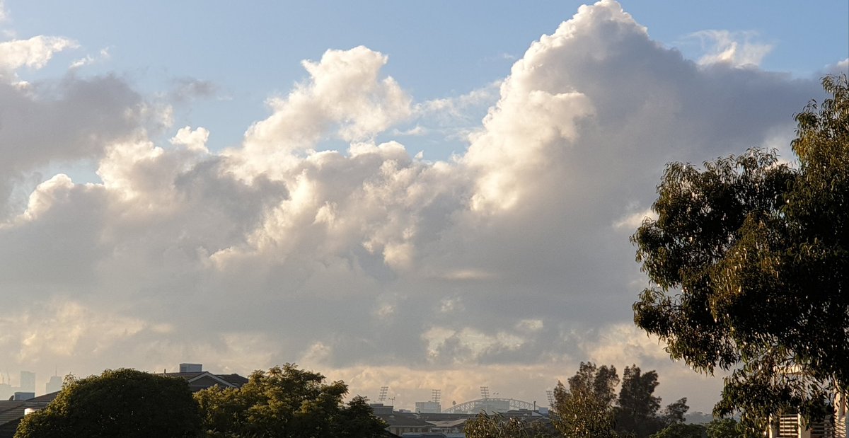 CherScheff's tweet photo. Early in the morning #cloudyTuesday #Nofilter #Sydneyskies https://t.co/dUnWf0oyba