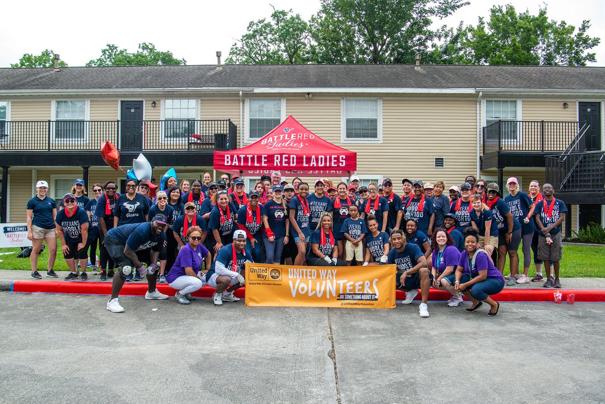 HouUnitedWay's tweet photo. This Saturday the #BattleRedLadies joined @HoustonTexans players @jreid_viii, @ZachFulton72 &amp; @DCarter_2 at @TheBridge_OTW, a shelter for domestic abuse victims, to take care of repairs &amp; maintenance. We ❤️ seeing people working together to make #Houston better! @texanscare https://t.co/JfpZRIfTsZ