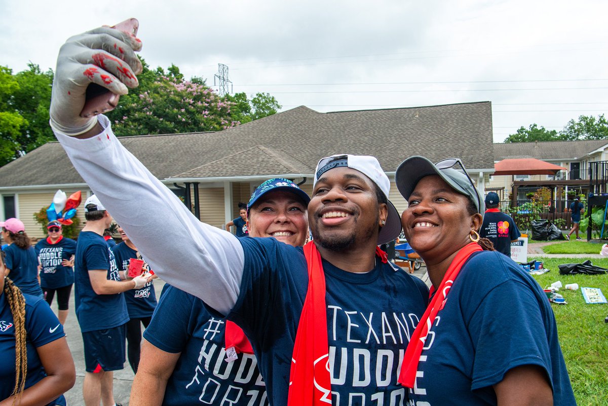 HouUnitedWay's tweet photo. This Saturday the #BattleRedLadies joined @HoustonTexans players @jreid_viii, @ZachFulton72 &amp; @DCarter_2 at @TheBridge_OTW, a shelter for domestic abuse victims, to take care of repairs &amp; maintenance. We ❤️ seeing people working together to make #Houston better! @texanscare https://t.co/JfpZRIfTsZ