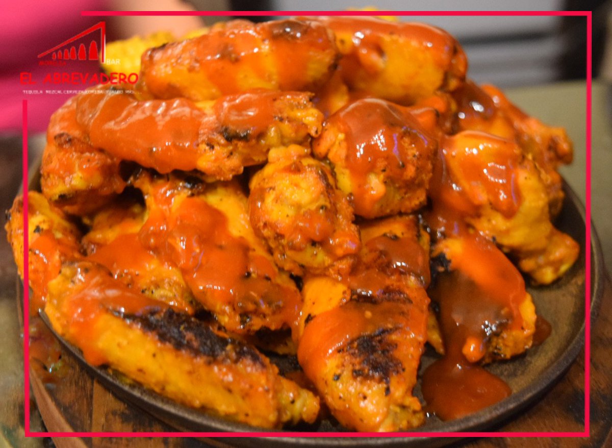 AbrevaderoM's tweet photo. Empezar bien la semana con unas alitas a la leña, es indispensable. Cuáles vas a pedir, ¿BBQ, Búfalo o Habanero?🤭🤤🔥
Te esperamos a partir de las 4 pm en #TuBar #Morelia https://t.co/eWQgo9U38U