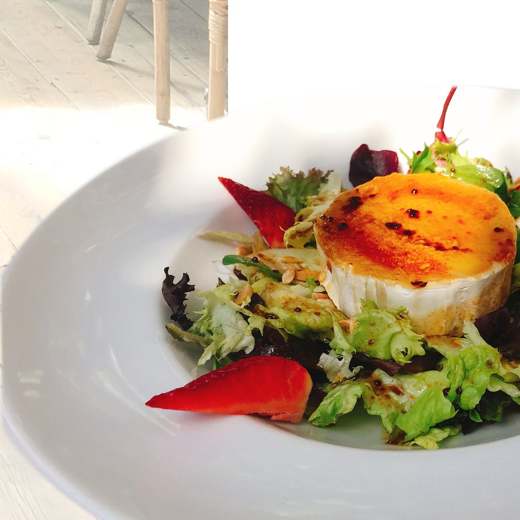 vostrallar's tweet photo. Ensalada con queso de cabra caramelizado y vinagreta de miel. 🍯 ¡Dulce e irresistible! Yummm!

#Restaurante #VostraLlar #GoodFood #FoodPorn #PalamosGastro #IgersPalamos #tasty #food #foodie #palamos https://t.co/2DMetAx2Un