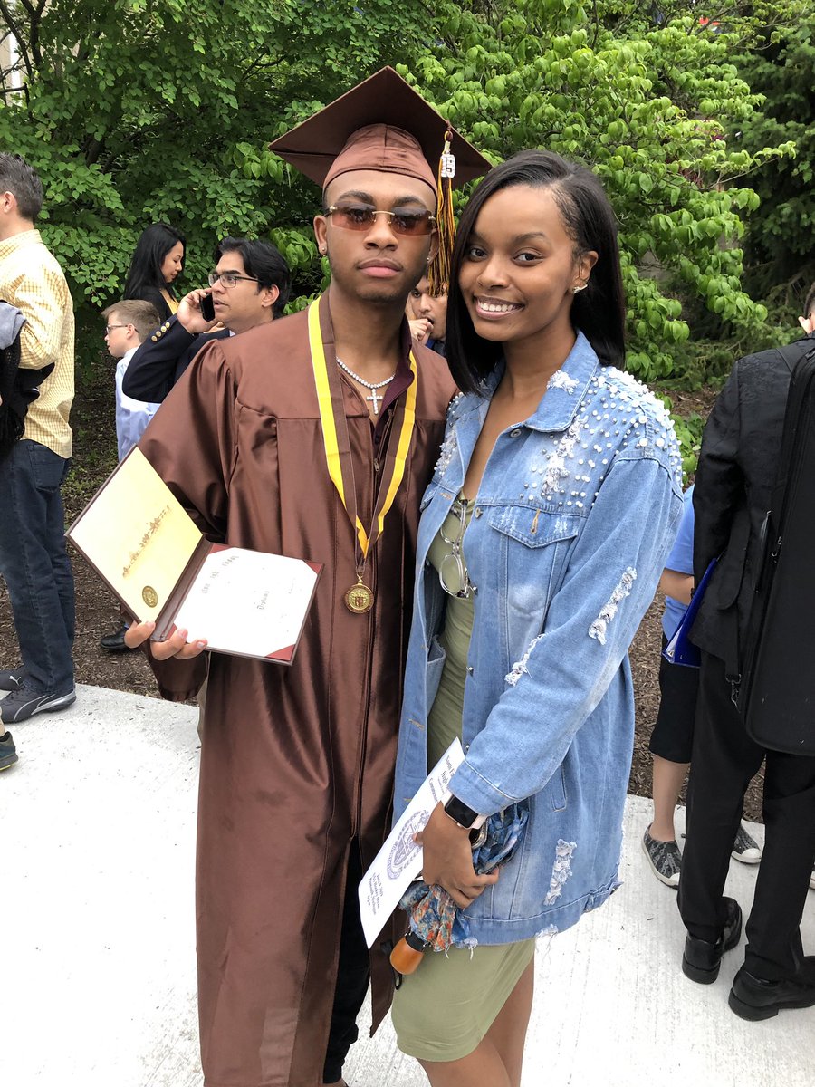 ___Jalennn's tweet photo. Oh yeah I graduated with my fam too⭐️ https://t.co/eFP0NCPsvr