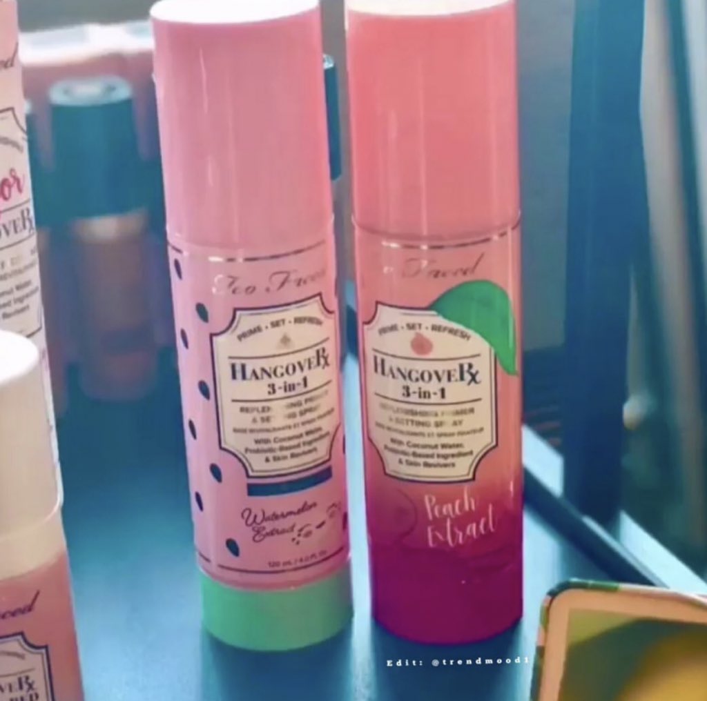 Trendmood's tweet photo. More 🚨#SneakPeeks 👀👀 @SEPHORA ! @TooFaced is adding 🙀🙀 2 NEW #SettingSprays to their Hangover Line 💦Prime • Set • Refresh :
1. Hangover 3 in 1 infused with 🍑 Peach Extract
2. Hangover 3 in 1 infused with 🍉Watermelon Extract #ComingSoon 📸 @pilloledimakeup https://t.co/oJ0aV5fv0x