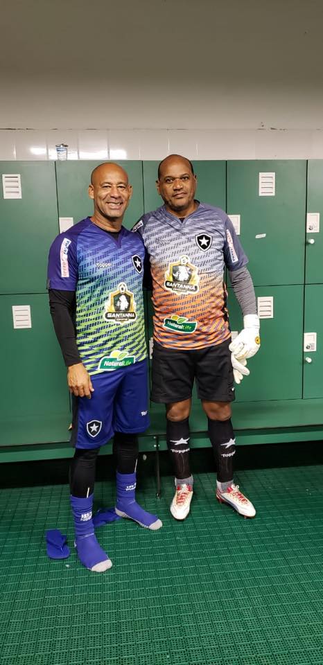 Botafogo's tweet photo. Gabriel e Wagner: os goleiros do BOTAFOGO na Copa Internacional de Futebol Legends! O FOGÃO faz a final nesta segunda contra o Vasco, às 18h30, no Bezerrão! O Fox Sports transmite. #MasterBotafogo https://t.co/kdyFKuLBJ6