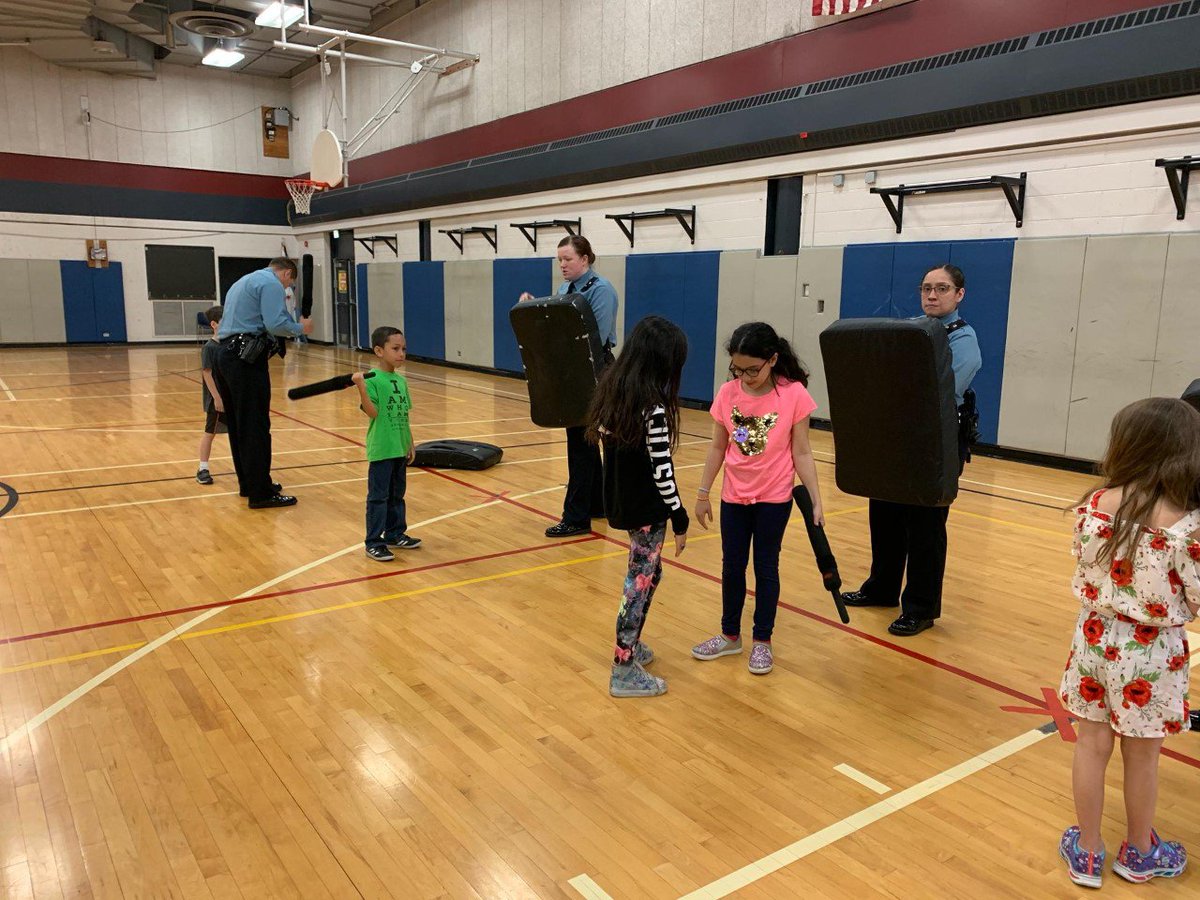 CPDETD's tweet photo. Students from Skinner West Elementary School visit the Training Academy! #goodtimes #elementaryschool #pushups #cpdetd https://t.co/0YhJLDzK7T