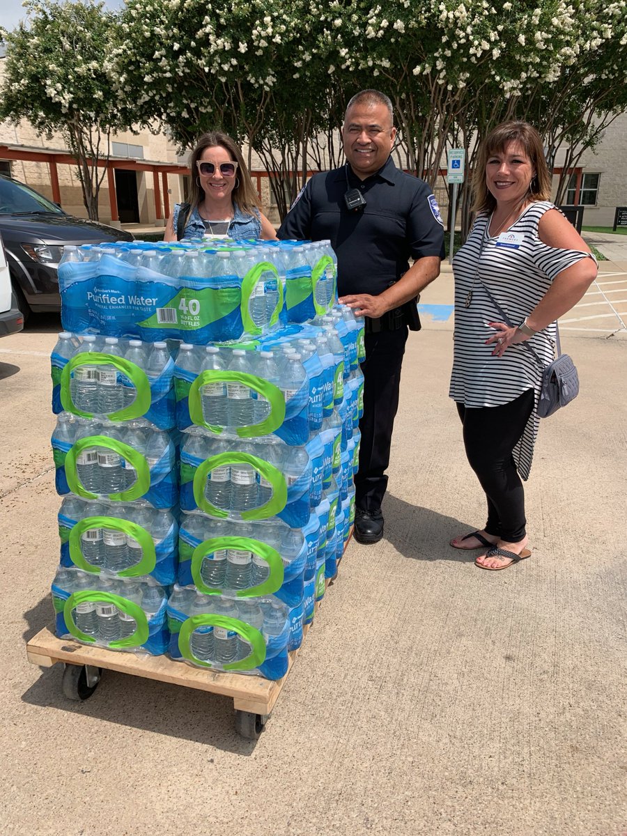 edwardkirkwood's tweet photo. Texas summers are pretty brutal so what better way to give back to our @kellerpolice than to load them up for some water. We appreciate each and every one of you and all your do to protect us and our community!!
#kellerpd
#kirkwoodagency https://t.co/bFJRsr12Qx