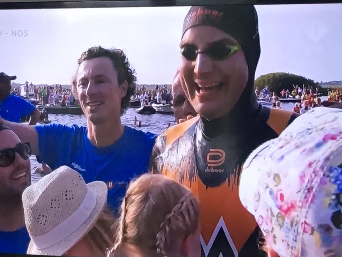 Is #maartenvdweijden al #trendingtopic? Dat zou toch moeten! Wat een held!!! #elfstedenzwemtocht #MvdW #kwf #held