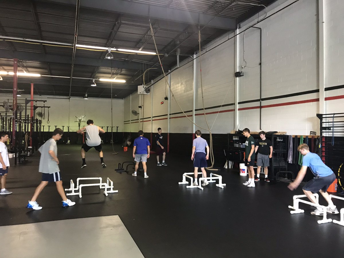 UnleashedAP's tweet photo. Jumping into this week with some 4-way jump series! Every athlete benefits from these explosive movements. Every session begins with some sort of plyometric/speed work to keep athletes ready for the demands of their sport 💪
#unleashedathlete #highschoolathlete #unleashedap https://t.co/JLDD2uHUBB