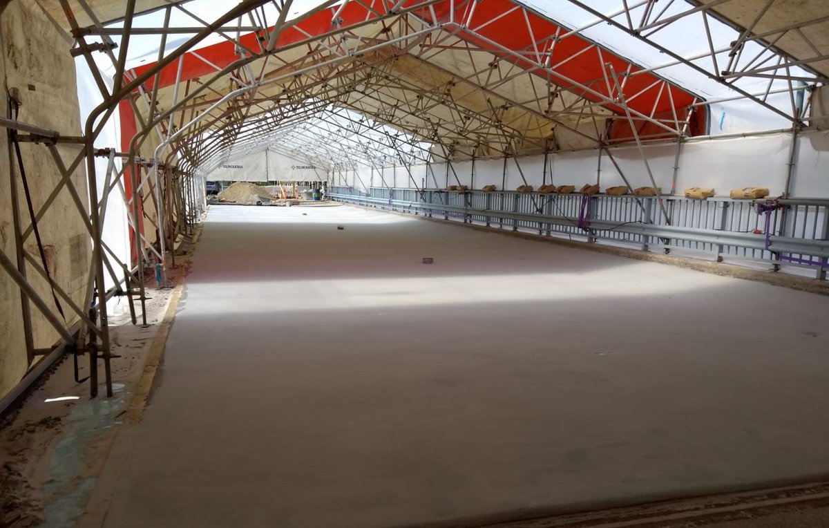 Pielisen ja Nurmesjärven yhdistävän Mikonsalmen ylittävän sillan peruskorjaus on käynnissä Nurmeksen keskustassa. 50 m vesistösillan korjaus valmistuu lokakuussa. Sillalla tehdään betonikannen tiivistystöitä sääsuojan alla. Työn tilaajana on Nurmeksen kaupunki. #nurmes #silta