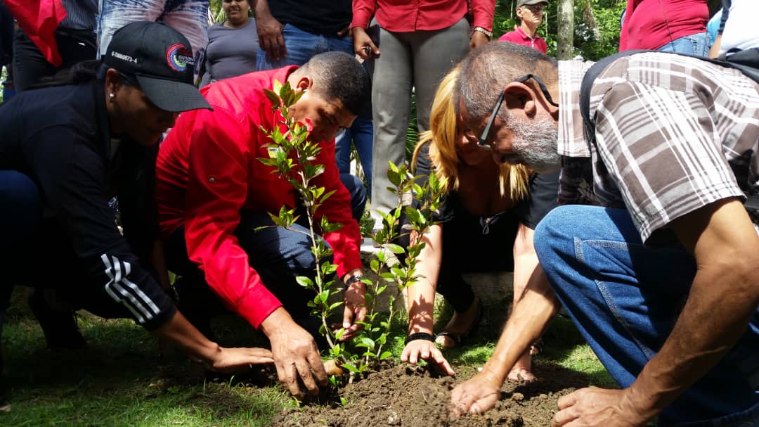 #24Jun Con una ofrenda ecológica conmemoramos este día histórico, hoy más que nunca seguimos defendiendo nuestra independencia y soberanía. #198AnosDePatriotismo #RumboAlMunicipioPotencia <a href="/NicolasMaduro/">Nicolás Maduro</a> <a href="/gestionperfecta/">Carmen Meléndez</a>