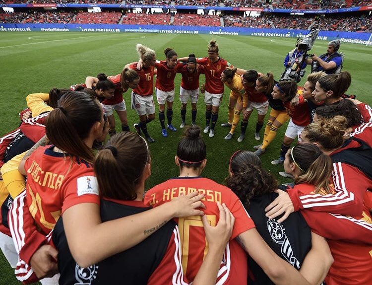 Olga9Garcia's tweet photo. ¡La mejor selección del mundo compitiendo contra la ILUSIÓN de 23 jugadoras y de todo un país. España sale reforzada de un mundial para la historia. Enhorabuena a todas y a todos los que habéis formado parte de este Mundial! Este es el camino a seguir! 👏🏼 https://t.co/Bthx9QjUFt