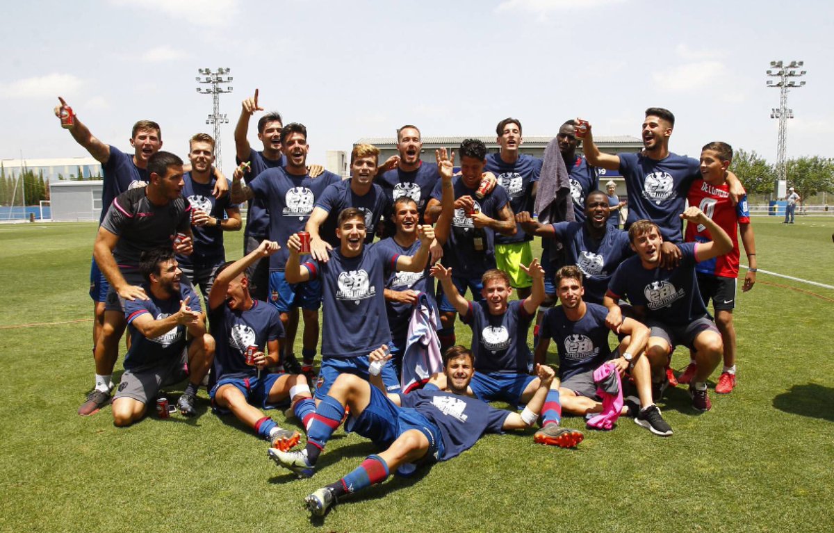 Victor4Mongil's tweet image. Hoy se cumple 1 año de este maravilloso día. El destino estaba escrito para nosotros, después de la adversidad supimos ser esa gran familia para lograrlo. Momentos únicos! Esto forma parte de la historia de este gran club. ORGULLOSO @LUDatletico #SiempreUnGranotaMas ♥️💙