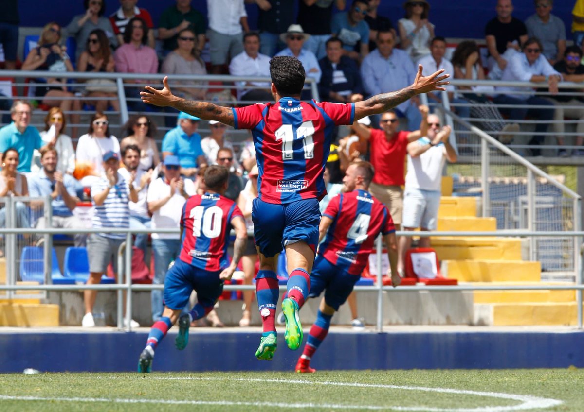 Victor4Mongil's tweet image. Hoy se cumple 1 año de este maravilloso día. El destino estaba escrito para nosotros, después de la adversidad supimos ser esa gran familia para lograrlo. Momentos únicos! Esto forma parte de la historia de este gran club. ORGULLOSO @LUDatletico #SiempreUnGranotaMas ♥️💙