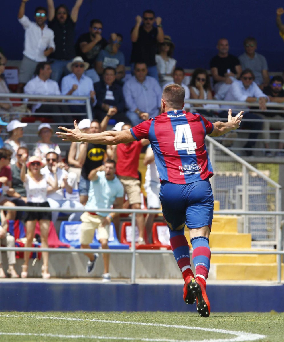 Victor4Mongil's tweet image. Hoy se cumple 1 año de este maravilloso día. El destino estaba escrito para nosotros, después de la adversidad supimos ser esa gran familia para lograrlo. Momentos únicos! Esto forma parte de la historia de este gran club. ORGULLOSO @LUDatletico #SiempreUnGranotaMas ♥️💙