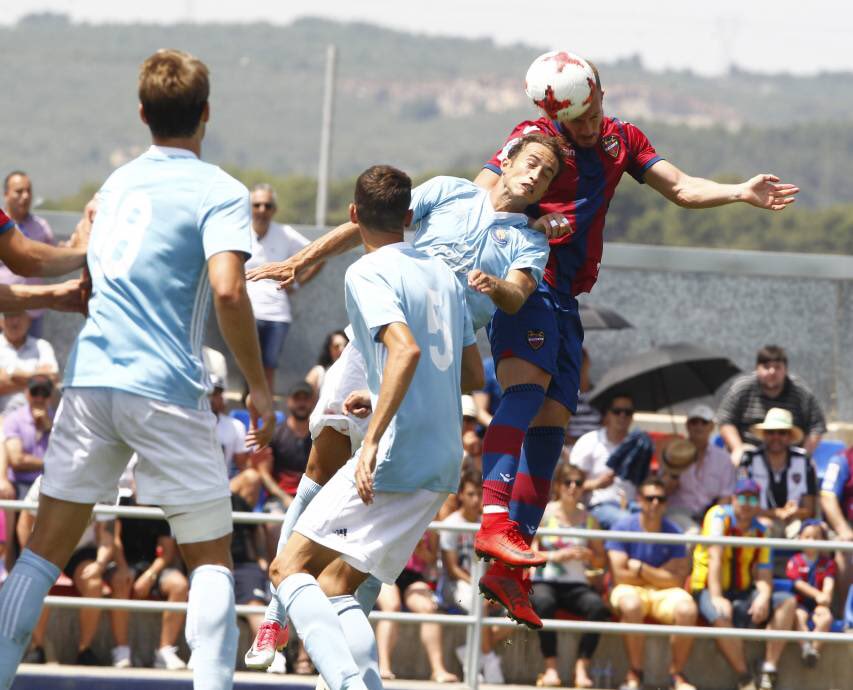 Victor4Mongil's tweet image. Hoy se cumple 1 año de este maravilloso día. El destino estaba escrito para nosotros, después de la adversidad supimos ser esa gran familia para lograrlo. Momentos únicos! Esto forma parte de la historia de este gran club. ORGULLOSO @LUDatletico #SiempreUnGranotaMas ♥️💙