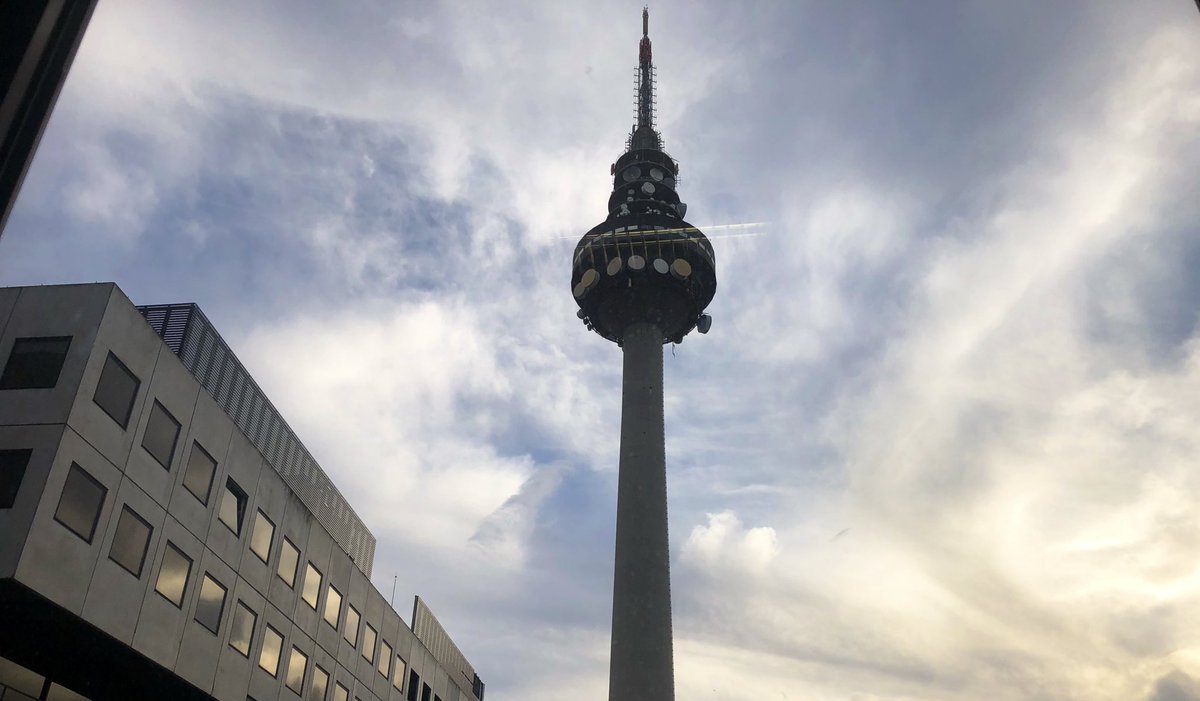 <a href="/FastFut123/">Fast & Fut 123</a> No sé cuándo, pero, como dijo, MacArthur, “¡volveremos!”.  Gracias a <a href="/PacoGrandeTVE/">Paco Grande</a> y a <a href="/teledeporte/">Teledeporte</a> Fue bonito mientras duró porque hablamos de la pasión que nos une. ¿Verdad, <a href="/jecupi/">Jesús Cuadrado Pino</a> ? Saludos a tod@s nuestr@s espectador@as. Igual no han sido much@s pero sí fieles🤙