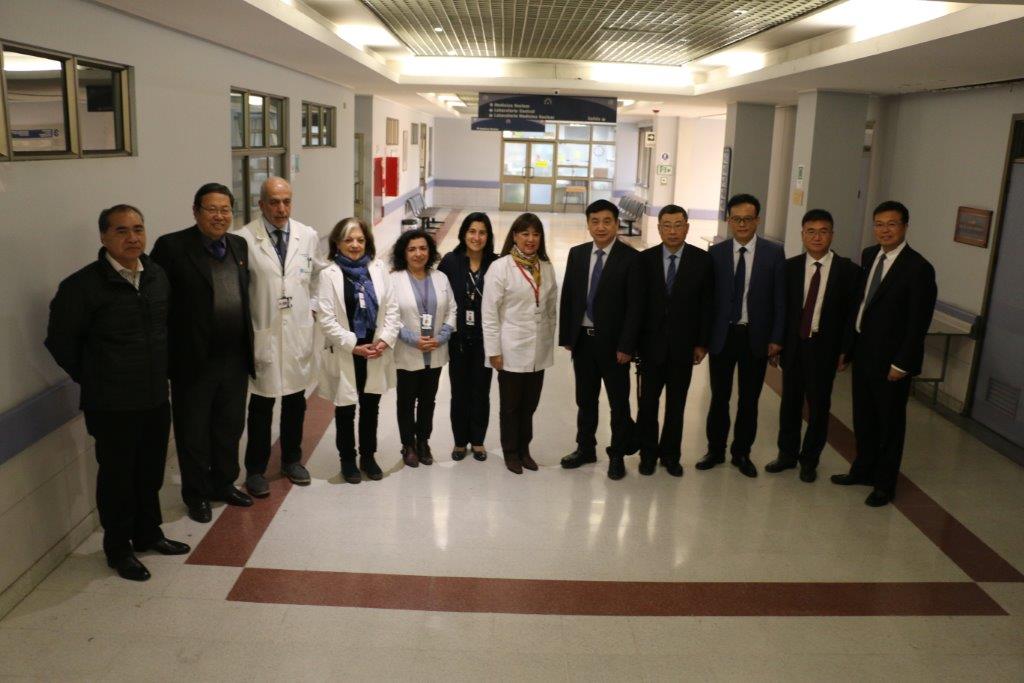 MidoriSawada's tweet photo. Con la Delegación de la Provincia de Henan, de la República Popular China, que tiene 108 mill de hab. para impulsar iniciativas conjuntas que permitan fortalecer el sistema sanitario y, especialmente el trabajo de nuestro @HSJDChile @SaludOccidente @Dr_LCastillo @ministeriosalud https://t.co/cNXOhL1b9u