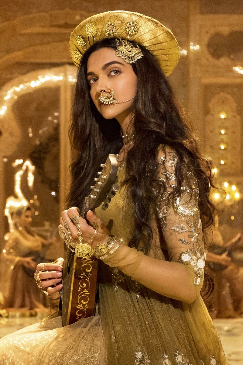 Bajirao Mastani.Drame historique. Bajirao est un brave général. Il vit le grand amour avec Kashi jusqu'au jour où il rencontre Mastani qu'il prend en second épouse.