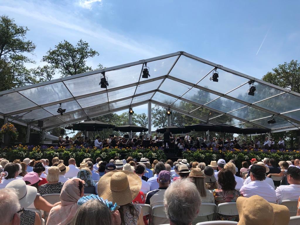 Gistermiddag onder het genot van een High Wine genoten van het 15e <a href="/Lauswolt/">Lauswolt</a> zomerconcert. In een zonovergoten Beetsterzwaag verzorgde het Noord Nederlands Orkest onder leiding van Zweedse dirigent Per-Otto Johansson, een klassieke selectie muziekstukken.