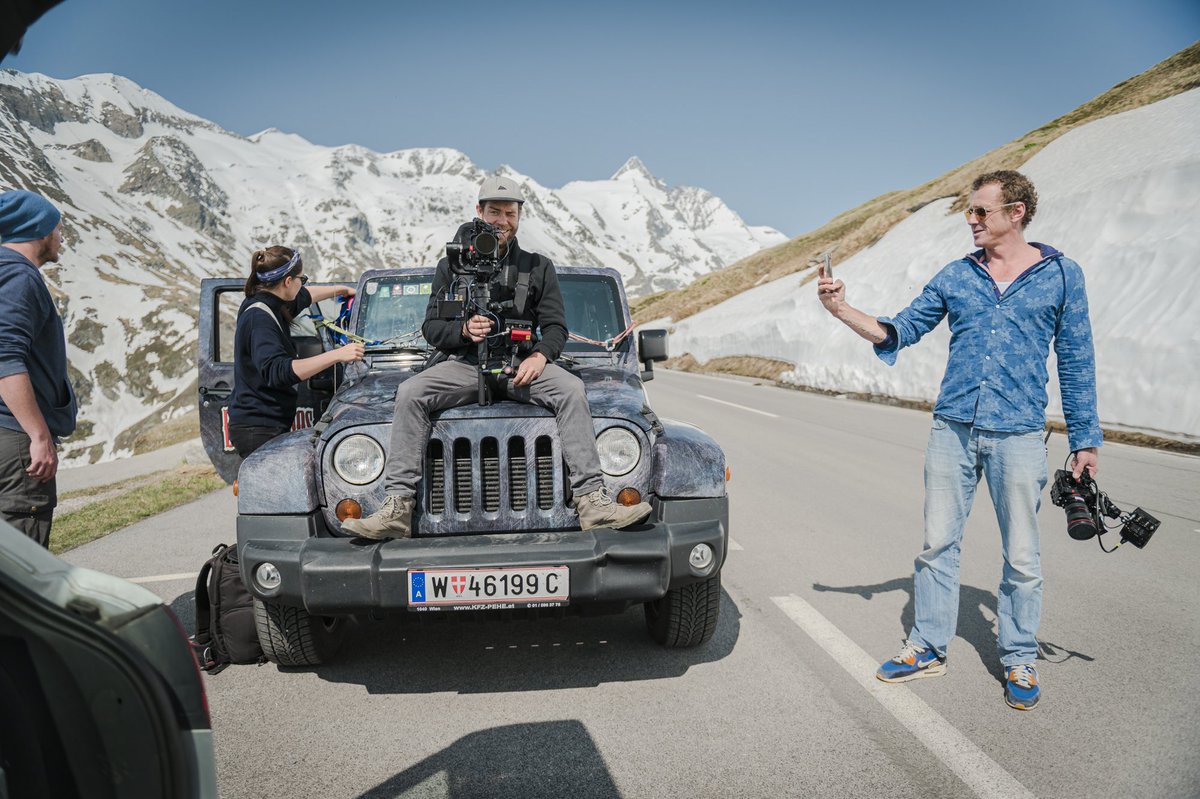 Office with a view. 😎 Für den <a href="/Renault_at/">Renault Österreich</a> KADJAR Dreh waren wir heute am Großglockner für den höchsten Sprung Österreichs. 
3.798 Höhenmeter + 50 Tonnen + 2 glückliche Gewinner = 1 einmalige Erfahrung
#KADJARmeifyoucan #büroamlimit