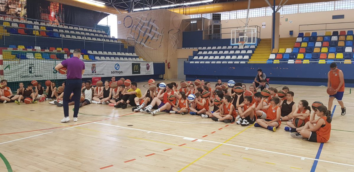 GuadaBasket's tweet photo. El Guadalajara Basket Summer en marcha.
Mucho baloncesto en el David Santamaría durante el primer día de campus.
Con la visita especial del coach Román Peinado.
#GBSummer https://t.co/ZCDhVLyL9f