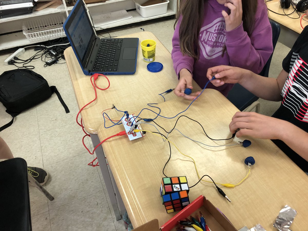 ryan_psmith's tweet image. Learning about conductivity, electricity and coding!! Who says the learning is done in the last week! @MacaulayPS #tldsbcode @makeymakey #ontariocodes