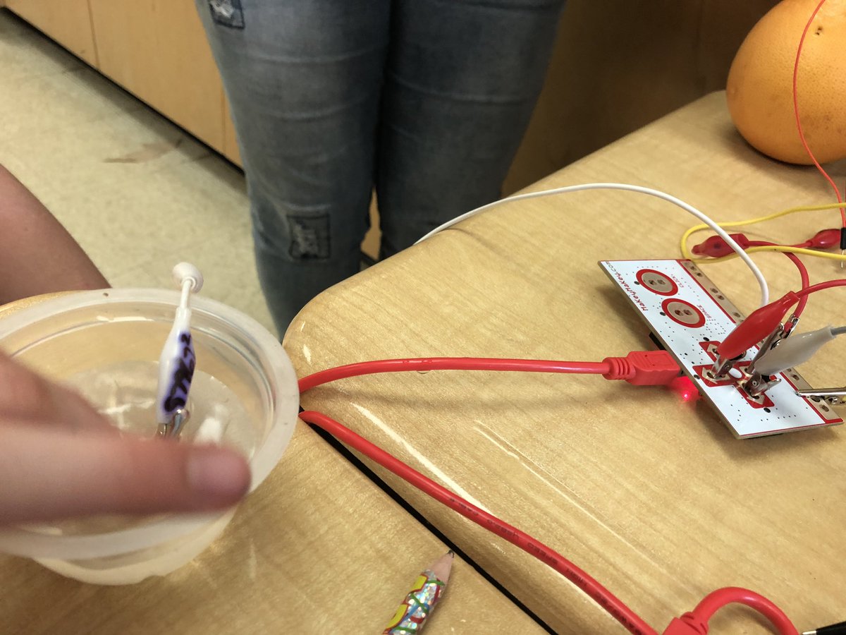 ryan_psmith's tweet image. Learning about conductivity, electricity and coding!! Who says the learning is done in the last week! @MacaulayPS #tldsbcode @makeymakey #ontariocodes