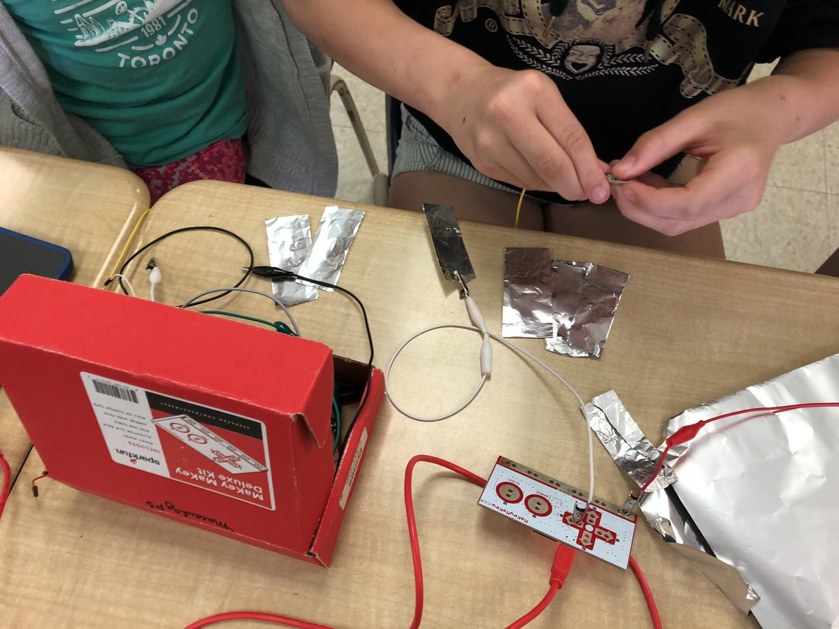 ryan_psmith's tweet image. Learning about conductivity, electricity and coding!! Who says the learning is done in the last week! @MacaulayPS #tldsbcode @makeymakey #ontariocodes