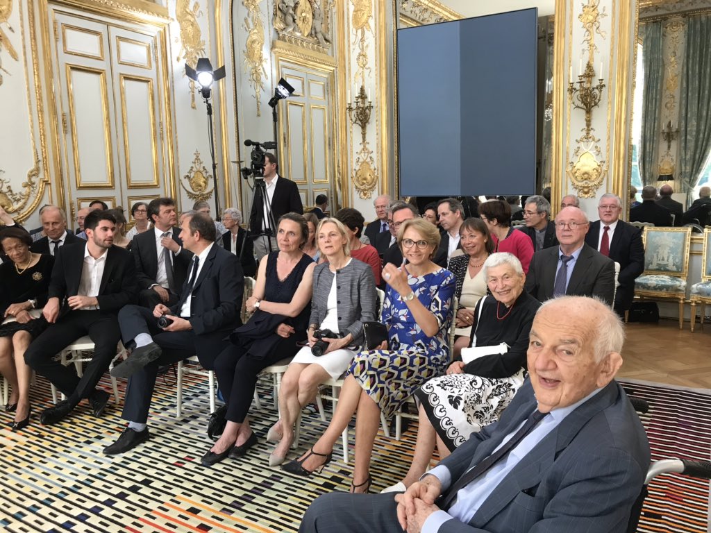 Le rapprochement entre les peuples au cœur d’une prestigieuse et émouvante cérémonie à l’Elysee, la remise des insignes de Grand Croix de la Legion d’honneur au professeur. Alfred Grosser par le Prrsident Macron.