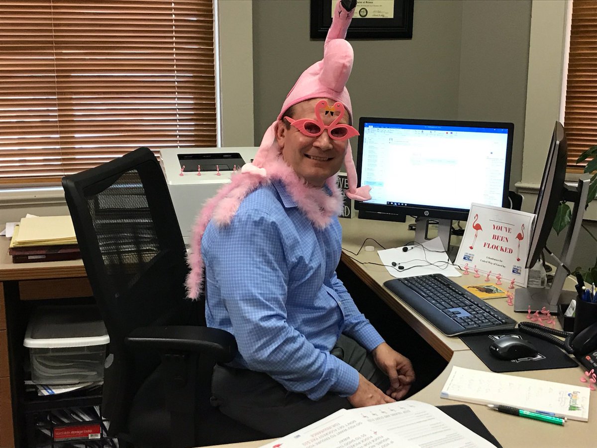 MarcyBrush's tweet photo. #FargoParks @UnitedWayFargo #flamingo #flocking #fundraiser has begun. @FargoParkVettel #whowillbeflockednext #flockingfun #Fargo #flockingshavebegun #flamingos https://t.co/SZKjzQEeFm