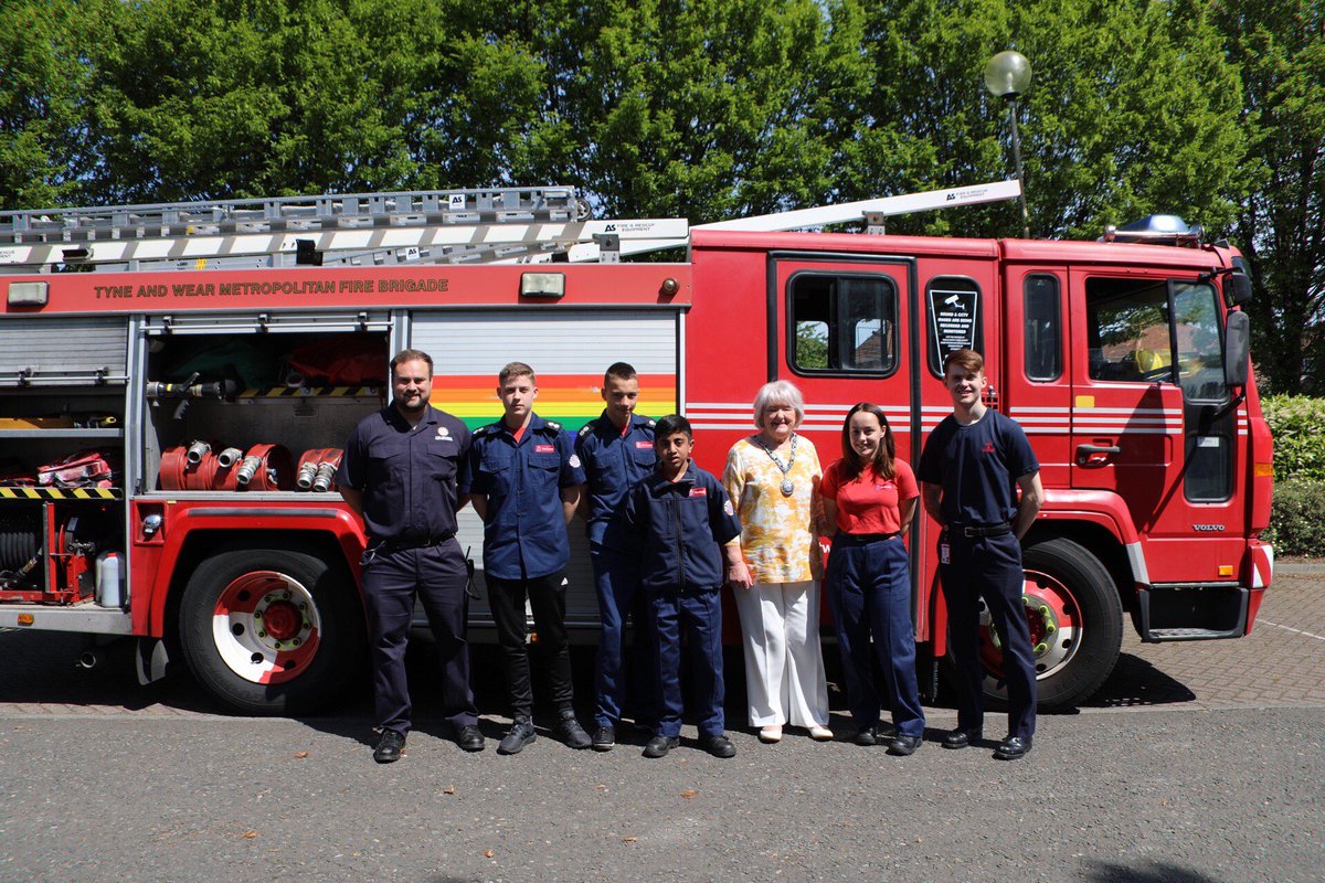 Here's a few pictures from Saturday when we attended the Lobley Hill Primary School Festival. We were on hand to give out fire safety advice including kitchen safety messages with a chip pan fire demonstration. 

For home safety tips visit: ow.ly/9Pp350uLvfm 

#FireSafety