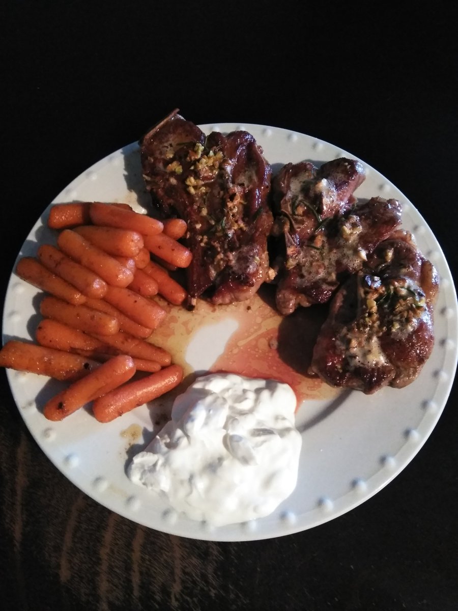 VutopiaWellness's tweet image. Keep it simple, 1lb lamb chops cooked in @KerrygoldUSA butter w/rosemary and garlic, topped with chopped @WonderfulNuts pistachios, side of carrots and sour cream.   💪😎

All under 30mins. No excuses to eat processed crapfood. 

Sorry for the plugs 😆

#cooksimple