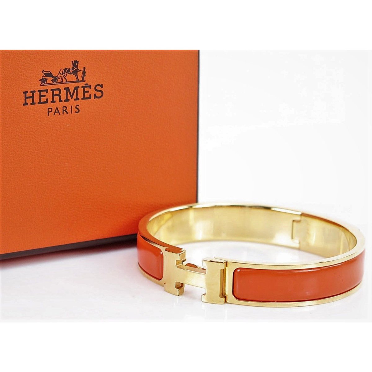 DistrettoHn's tweet photo. In the #accesories world, few pieces are as #notorious, #iconic and #sumptuous as @hermes bracelets. Between #printedenamel, #leatherwraps, delicated #chainlinks, and the eminent #HermesClicClac bracelet. @hermes has a selection of #playfullysophisticated leather straps https://t.co/xGq4JQA0fd