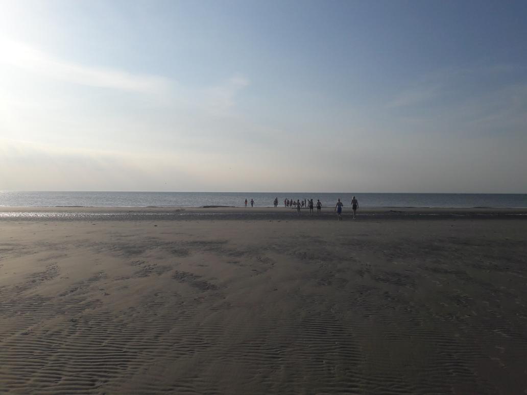 obs2master's tweet photo. Schoolkamp en dan om 20.00 uur nog heerlijk de zee in. Wat hebben we het mooi! https://t.co/Je0NG8OmQm