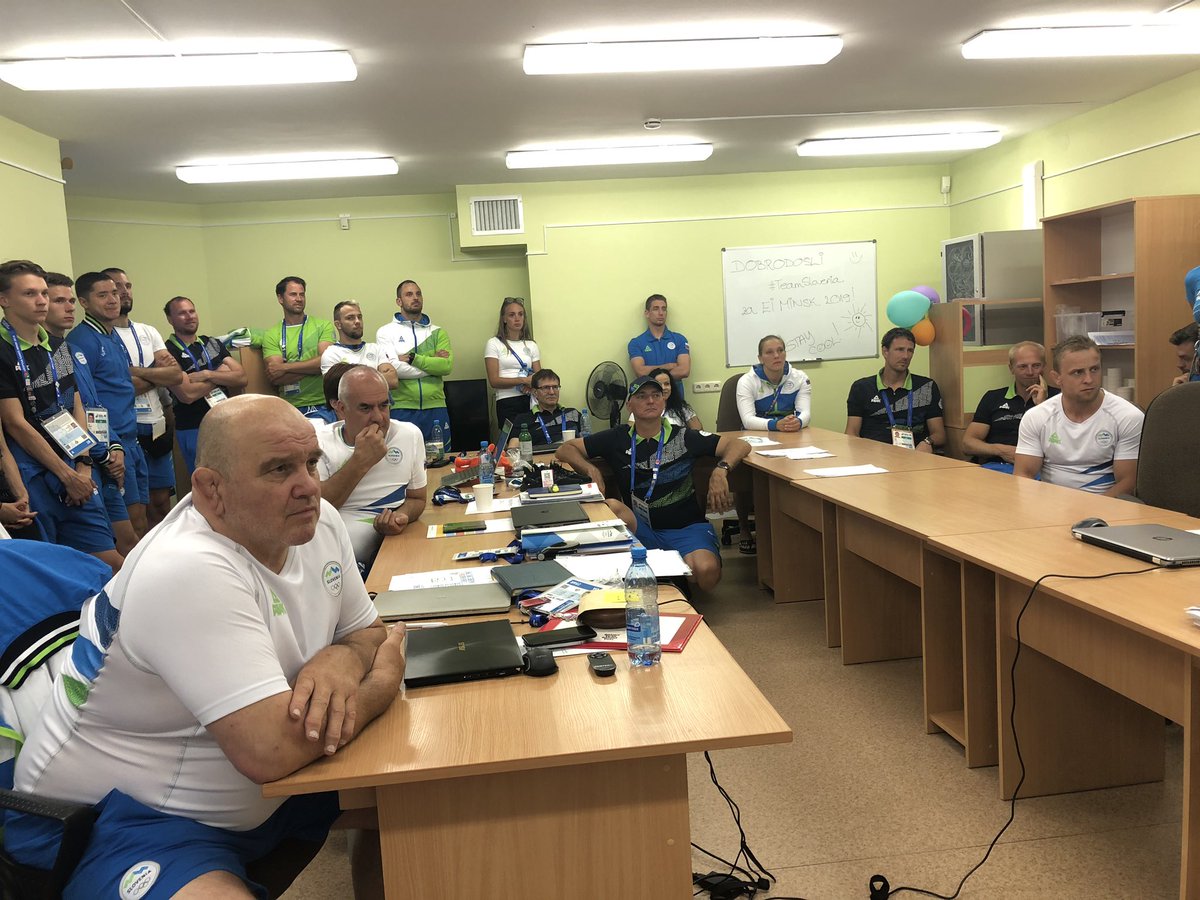 TeamSlovenia's tweet photo. 📍JAZ. MI. MINSK.📍
Jupiiiii danes je v 🇸🇮 vasi zopet veselo🥳🥳 in pestro🤩🤩👏👏👏 Ekipca🇸🇮se je zbrala v čast 🥇ZLATIM🥇dekletom💙💚  Atletinja🏃‍♀️ @mMihalinec in judoistka🥋 Klara Apotekar👏👏👏 @judoSLO @slo_atletika @Minsk2019BY @EOCmedia #TeamSlovenia https://t.co/lpbKLQKr7Z