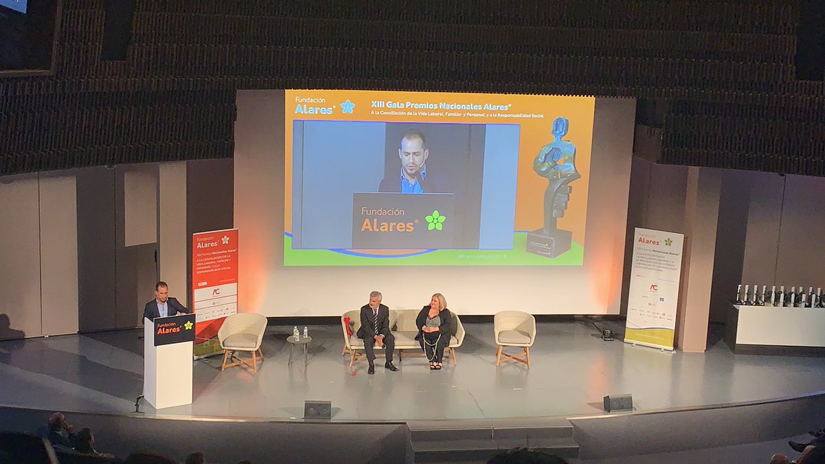 bkutz4's tweet photo. Comienza la entrega de los #PremiosAlares2019 🙌🏼 Enhorabuena a todos los premiados! #FelizLunes #AMINOMEDIGASQUENOSEPUEDE @FundacionAlares @Langui_Oficial https://t.co/ZMPJs0A0nF