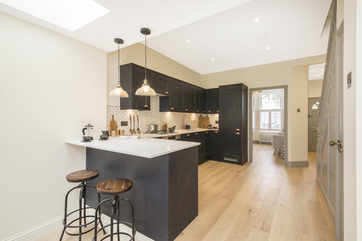 pedderproperty's tweet photo. Create the perfect atmosphere in your kitchen with feature lights &amp; modern decor

#Pedder #InsideSELondon #Londonproperty #kitchengoals #kitchenenvy #perfectkitchen #lovelyhome #interiorinspo #modernkitchen #propertyinspo #breakfastbar #housegoals #dreamproperty #dreamkitchen https://t.co/3Xhp2TCSpd