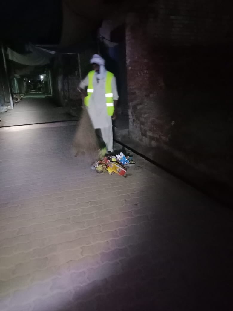 DC_OKARA's tweet photo. The real heroes who start cleaning nook &amp; corner of Okara before break of dawn. Their health &amp; safety are also our priority, which require that v citizens stop throwing waste irresponsibly outside our houses. Pl care for those who work in tough conditions to keep the city clean https://t.co/ErxdRqlVNG