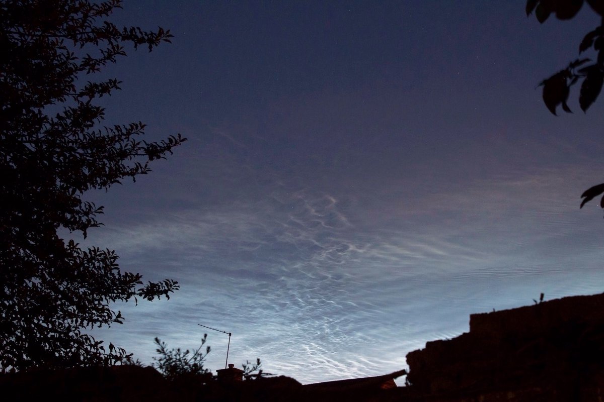vicky050373's tweet photo. My first noctilucent clouds (NLCs)! Viewed and imaged from my back yard in Horbury on Friday 21st June at around 10.45pm. Thrilled to have finally seen them, and what a display it was for my first. Note the pinky hues. Absolutely beautiful :) https://t.co/6pLBQ1GTZO