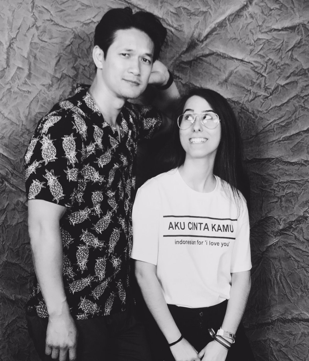 sabrixxvans's tweet image. it was supposed to be a stunning pose and pic where we both looked ‘sexy’ so i told it to the staff and they said it to harry, harry did THAT when i was approaching him and my last braincell died and i couldn’t even look at the camera, and my face... 🤡😂🤦🏻‍♀️ #THOSbe