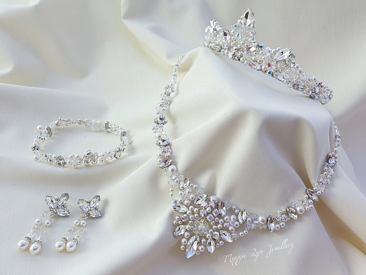 Oh so sparkly bridal jewellery set!

etsy.com/uk/listing/712…

#wedding #tiara #disneyweddings #princesstiara #weddinginspiration #bridaltiara #jewellery #weddingjewellery
