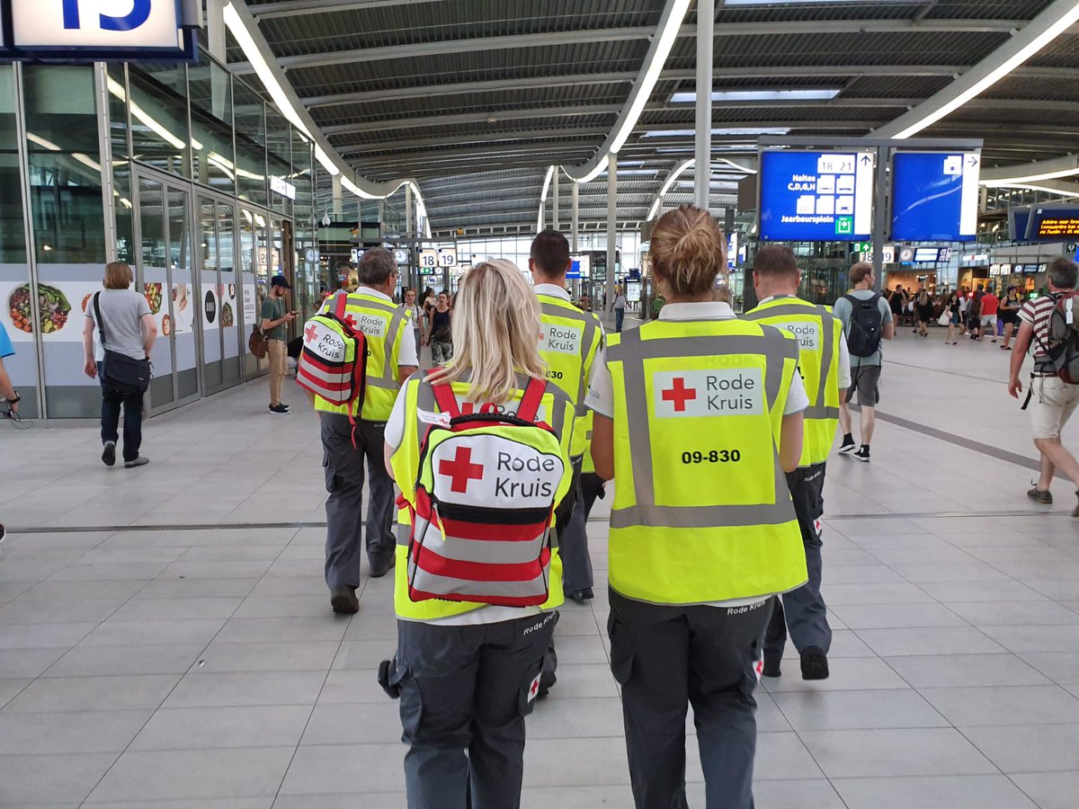 RodeKruis's tweet photo. Inzet noodhulpteam op #Utrecht Centraal om ambulancedienst te ondersteunen vanwege gestrande reizigers, hitte en #112storing. 4 mensen die onwel werden zijn geholpen door de vrijwilligers. https://t.co/jvJq6hshcP