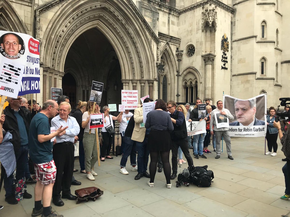 Elsie2127's tweet photo. A late afternoon outside Royal Courts of Justice today.  Vigil for miscarriages of justice https://t.co/oTjPx0APIH