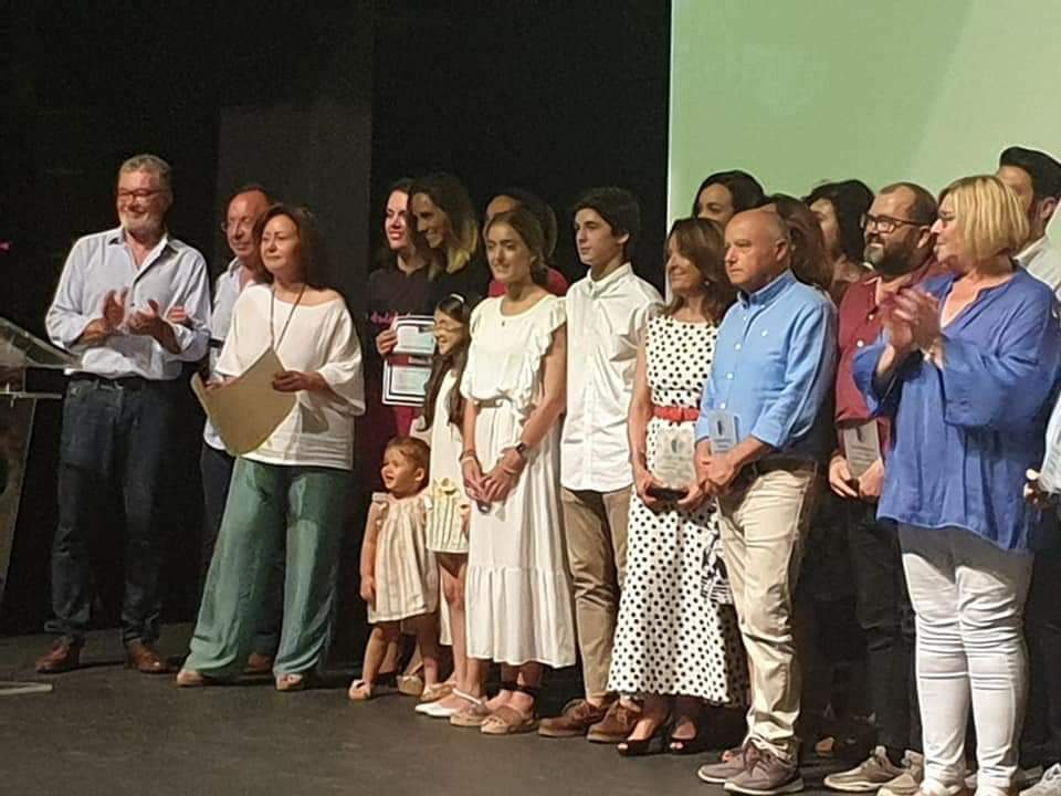 Hoy la comunidad educativa almonteña está de enhorabuena. Los verdaderos protagonistas: alumnado, profesorado y familias han recibido el mayor de los homenajes por parte de su institución más cercana, el Ayuntamiento.